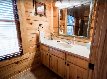 Stunning Mountain Cabin with Hot Tub and Game Room Near Dollywood, Sevierville, Tennessee - Sevierville, Tennessee - glamping.directory