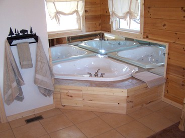 Luxury Vacation Rental with a Hot Tub for Rent in Clyde, North Carolina - Clyde, North Carolina - glamping.directory