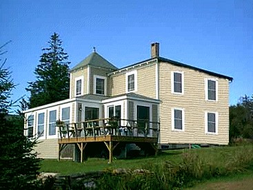 Oceanfront Luxury Cabin near Pemaquid Point Lighthouse in Pemaquid, Maine - glamping.directory
