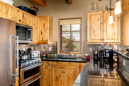 Breathtaking Secluded Cabin with Hot-tub, Fireplace and Stunning Views in Big Sky, Montana - Big Sky, Montana - glamping.directory