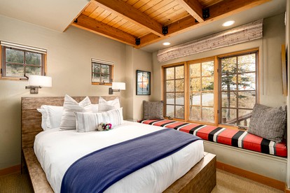 Breathtaking Secluded Cabin with Hot-tub, Fireplace and Stunning Views in Big Sky, Montana - Big Sky, Montana - glamping.directory
