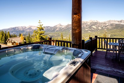Breathtaking Secluded Cabin with Hot-tub, Fireplace and Stunning Views in Big Sky, Montana - Big Sky, Montana - glamping.directory