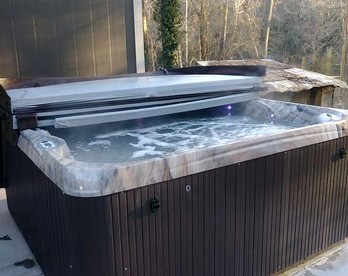 Family-Friendly Cabin with a Hot Tub near Dahlonega, Georgia - Dahlonega, Georgia - glamping.directory