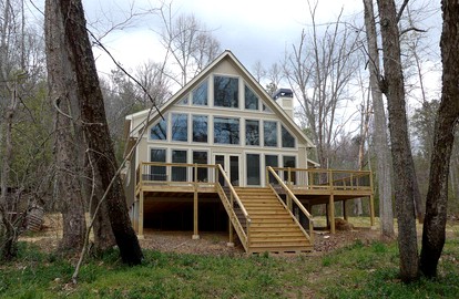 Family-Friendly Cabin with a Hot Tub near Dahlonega, Georgia - glamping.directory