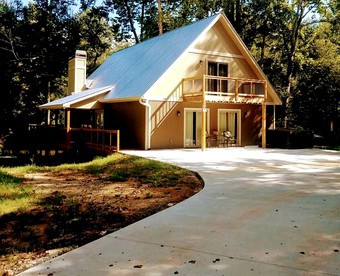 Family-Friendly Cabin with a Hot Tub near Dahlonega, Georgia - Dahlonega, Georgia - glamping.directory