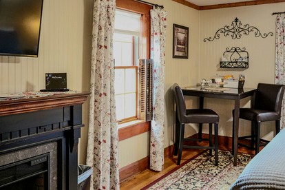 Spacious King Suite in Charming Inn for Romantic Getaway near Logan, Ohio - Logan, Ohio - glamping.directory