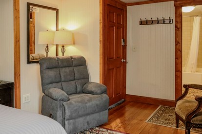 Spacious King Suite in Charming Inn for Romantic Getaway near Logan, Ohio - Logan, Ohio - glamping.directory