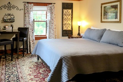 Spacious King Suite in Charming Inn for Romantic Getaway near Logan, Ohio - Logan, Ohio - glamping.directory