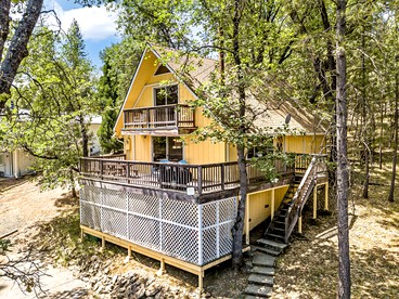 Pet-Friendly Perfection: Modern Cabin with Deck, Nestled by Pine Mountain Lake - glamping.directory