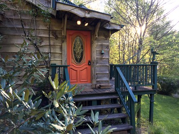 Majestic Mountain Vacation Rental for Six in Ashe County, North Carolina - Jefferson, North Carolina - glamping.directory
