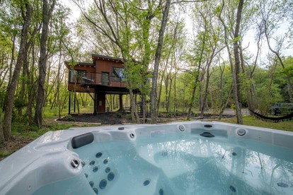Spectacular Luxurious Tree House with Jacuzzi and Fire Pit in Texas - Groesbeck, Texas - glamping.directory