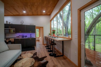 Spectacular Luxurious Tree House with Jacuzzi and Fire Pit in Texas - Groesbeck, Texas - glamping.directory