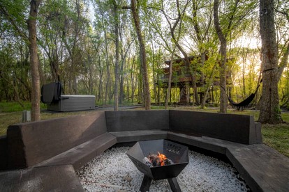 Spectacular Luxurious Tree House with Jacuzzi and Fire Pit in Texas - Groesbeck, Texas - glamping.directory