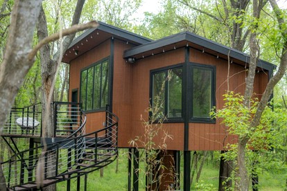 Spectacular Luxurious Tree House with Jacuzzi and Fire Pit in Texas - glamping.directory