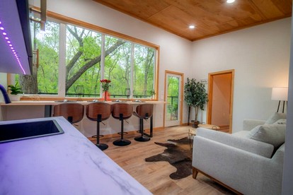 Spectacular Luxurious Tree House with Jacuzzi and Fire Pit in Texas - Groesbeck, Texas - glamping.directory