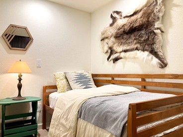 Enchanting Creekside Cabin Retreat near Yosemite National Park in California - Oakhurst, California - glamping.directory