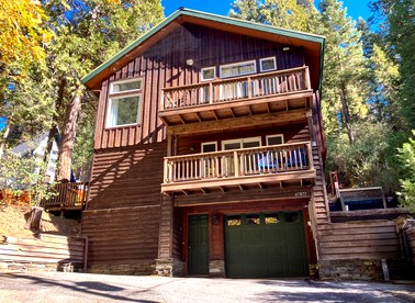 Enchanting Creekside Cabin Retreat near Yosemite National Park in California - glamping.directory