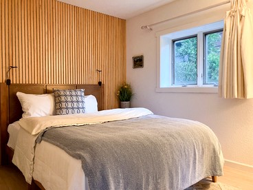 Enchanting Creekside Cabin Retreat near Yosemite National Park in California - Oakhurst, California - glamping.directory
