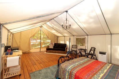 Rustic Copperhill Cabin Perfect for a Romantic Getaway in Tennessee - Copperhill, Tennessee - glamping.directory