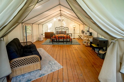 Rustic Copperhill Cabin Perfect for a Romantic Getaway in Tennessee - Copperhill, Tennessee - glamping.directory