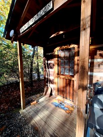 Rustic Copperhill Cabin Perfect for a Romantic Getaway in Tennessee - Copperhill, Tennessee - glamping.directory