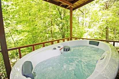 Rustic Copperhill Cabin Perfect for a Romantic Getaway in Tennessee - Copperhill, Tennessee - glamping.directory