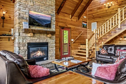 Spacious Luxury Log Cabin with Mountain Views, Hot Tub & Game Room near Gatlinburg & Pigeon Forge, Tennessee - Sevierville, Tennessee - glamping.directory