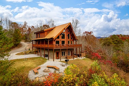 Spacious Luxury Log Cabin with Mountain Views, Hot Tub & Game Room near Gatlinburg & Pigeon Forge, Tennessee - Sevierville, Tennessee - glamping.directory