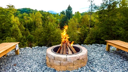 Spacious Luxury Log Cabin with Mountain Views, Hot Tub & Game Room near Gatlinburg & Pigeon Forge, Tennessee - Sevierville, Tennessee - glamping.directory