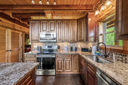 Spacious Luxury Log Cabin with Mountain Views, Hot Tub & Game Room near Gatlinburg & Pigeon Forge, Tennessee - Sevierville, Tennessee - glamping.directory