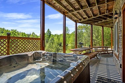 Spacious Luxury Log Cabin with Mountain Views, Hot Tub & Game Room near Gatlinburg & Pigeon Forge, Tennessee - Sevierville, Tennessee - glamping.directory