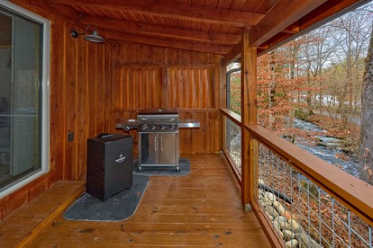 Creekside Cabin Rental near the Great Smoky Mountains for a Tennessee Vacation - Gatlinburg, Tennessee - glamping.directory