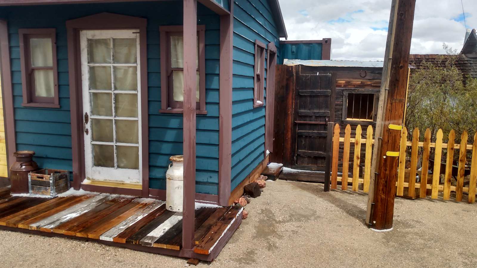 Golden Cactus Wild West Town - Pearsonville, California - glamping.directory