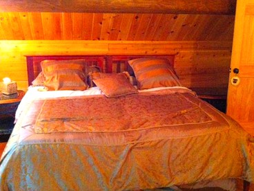 Cozy Log Cabin with a Private Hot Tub near Beartown State Forest, Massachusetts - Monterey, Massachusetts - glamping.directory