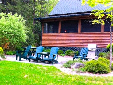 Cozy Log Cabin with a Private Hot Tub near Beartown State Forest, Massachusetts - Monterey, Massachusetts - glamping.directory