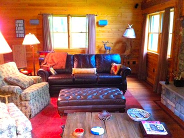 Cozy Log Cabin with a Private Hot Tub near Beartown State Forest, Massachusetts - Monterey, Massachusetts - glamping.directory