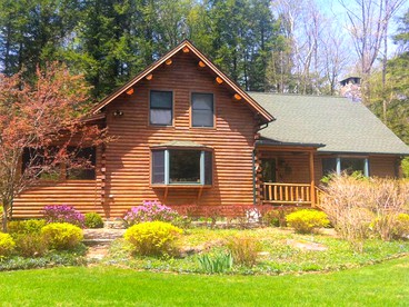 Cozy Log Cabin with a Private Hot Tub near Beartown State Forest, Massachusetts - glamping.directory