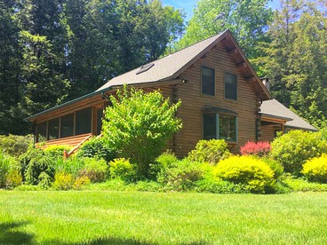 Cozy Log Cabin with a Private Hot Tub near Beartown State Forest, Massachusetts - Monterey, Massachusetts - glamping.directory
