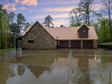 Incredible Spacious Vacation Rental for an Unforgettable Family Escape in Broken Bow, Oklahoma - Broken Bow, Oklahoma - glamping.directory
