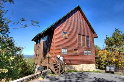 Extraordinary Smoky Mountain Cabin with Panoramic Views, Hot Tub & Arcade near Pigeon Forge and Gatlinburg, TN - glamping.directory