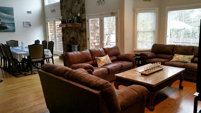 Peaceful Vacation Rental with a Pool and a Hot Tub in East Quogue, New York - East Quogue, New York - glamping.directory