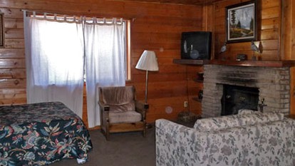 Cozy Wood Cottage Rental with Fireplace in White Mountains of Arizona - Lakeside, Arizona - glamping.directory