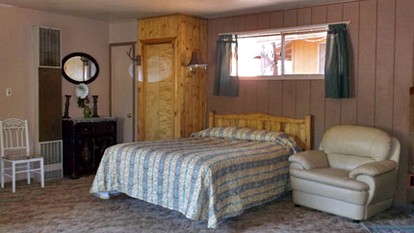 Cozy Wood Cottage Rental with Fireplace in White Mountains of Arizona - Lakeside, Arizona - glamping.directory