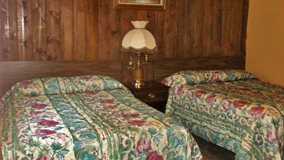 Cozy Wood Cottage Rental with Fireplace in White Mountains of Arizona - Lakeside, Arizona - glamping.directory