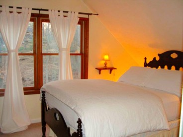 Wooded & Fabulous Brown County Cabin with Hot Tub Near Nashville, IN - Nashville, Indiana - glamping.directory