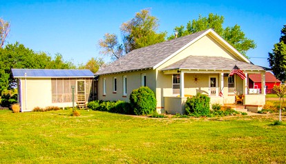 Pet-Friendly Vacation Rental in the Countryside near Grand Island, Nebraska - glamping.directory