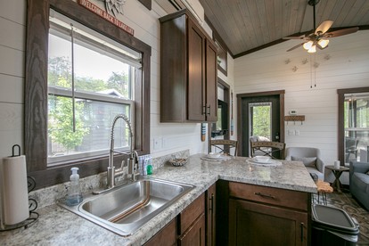 Fantastic Cozy Cottage Nestled Amidst Trees in Tracy City, Tennessee - Tracy City, Tennessee - glamping.directory