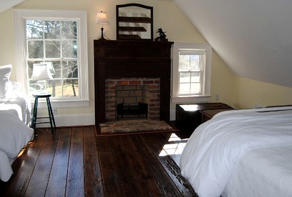 Remodeled Cabin Rental Built in 1790 near Scottsville, Virginia - Scottsville, Virginia - glamping.directory