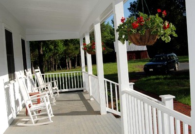 Remodeled Cabin Rental Built in 1790 near Scottsville, Virginia - Scottsville, Virginia - glamping.directory