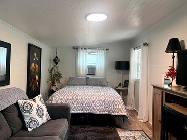Sweet Tiny House Perfect for a Romantic Retreat in Alabama - Rogersville, Alabama - glamping.directory